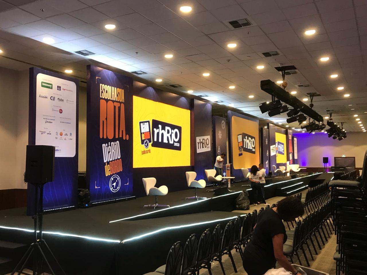 Palco e backdrop do evento RHRio 2023