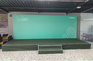 Estrutura modular de palco praticável montada para evento